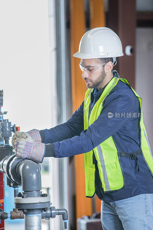 在石油和天然气行业从事管道设备现场检测工作的工程师