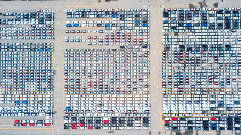 俯视图大量车辆停在停车场的新车出口