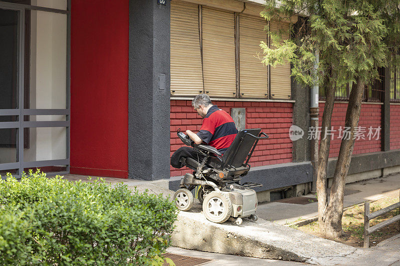 坐电动轮椅的人正在进入大楼