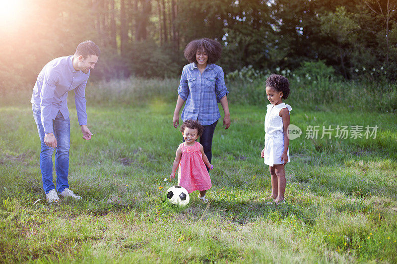 夏天一家人在公园里踢足球