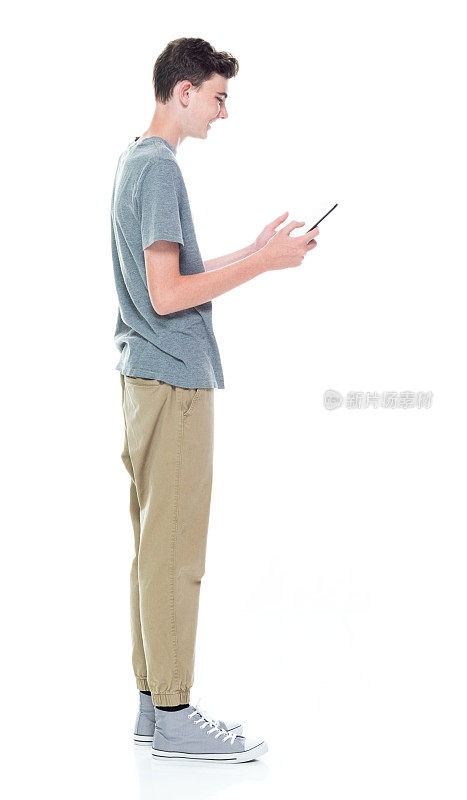 年轻13岁，青少年男性，使用平板电脑