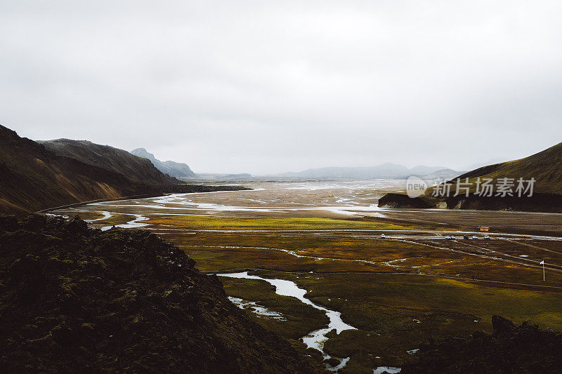 冰岛高地Landmannalaugar山谷上的雾蒙蒙的日出