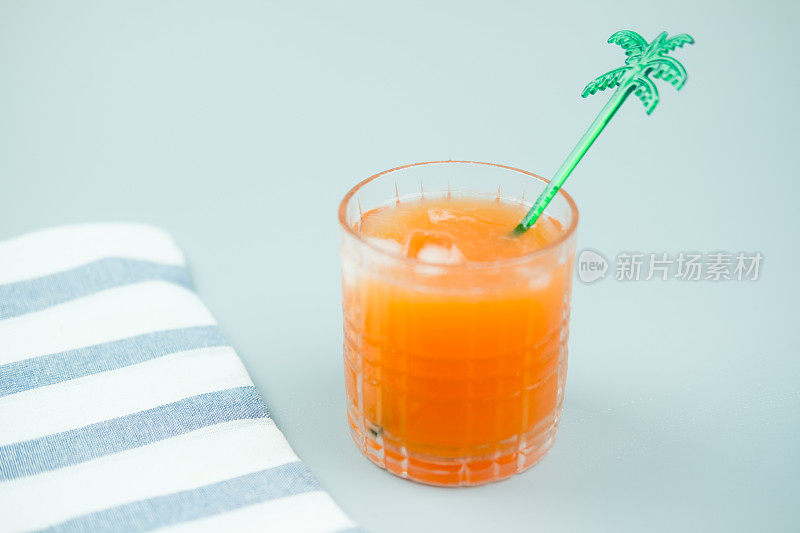 桃子汁和苏打水混合。提神喝饮料