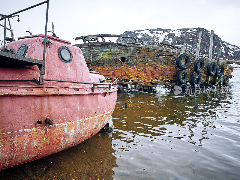 俄罗斯科拉半岛捷里别尔卡巴伦支海岸边的一艘废弃的老木船