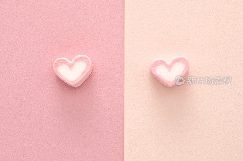 心型棉花糖在二个不同背景颜色上