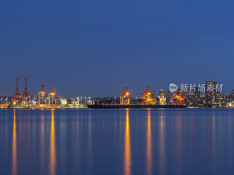 夜间温哥华港口的龙门起重机