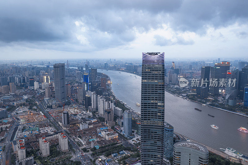 中国上海的日出全景航拍图