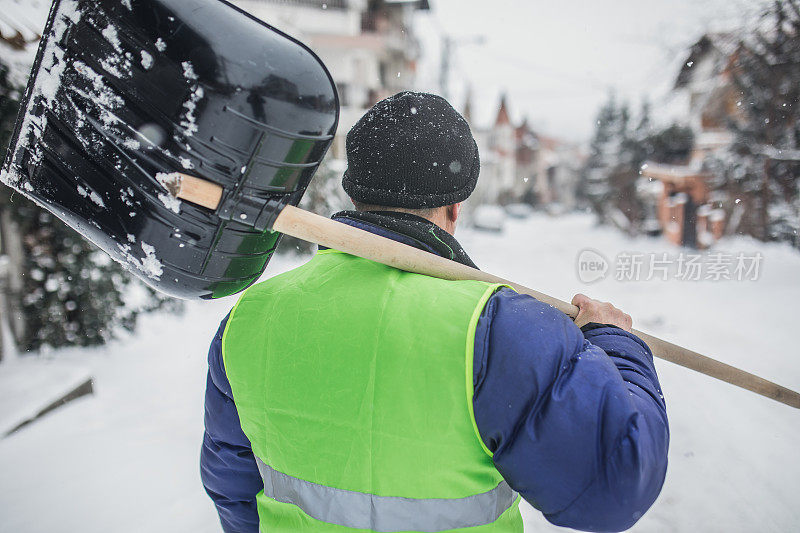 老人清理积雪