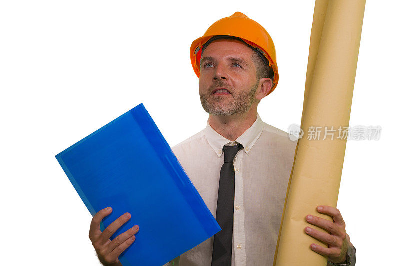 公司肖像有吸引力和成功的工业工程师或承包商在工作的硬帽持有蓝图满意孤立在白色背景的建筑业务