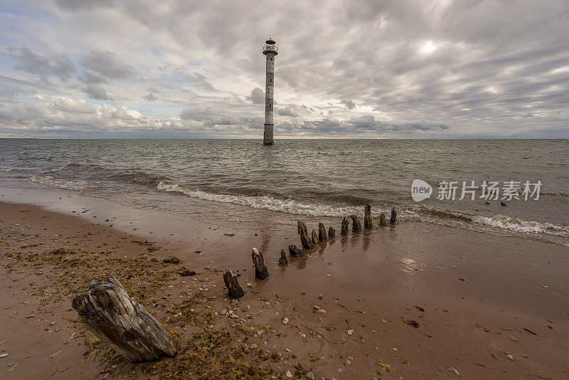 波罗的海中倾斜的灯塔。基普萨尔，哈里莱德，萨aremaa，爱沙尼亚，欧洲。