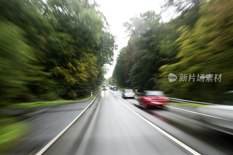 在乡村道路上开车，运动模糊