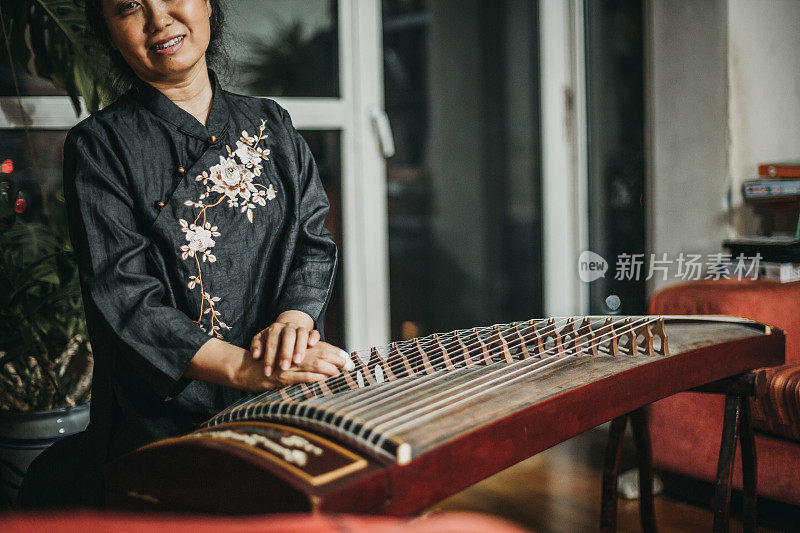 使用亚洲传统乐器的妇女