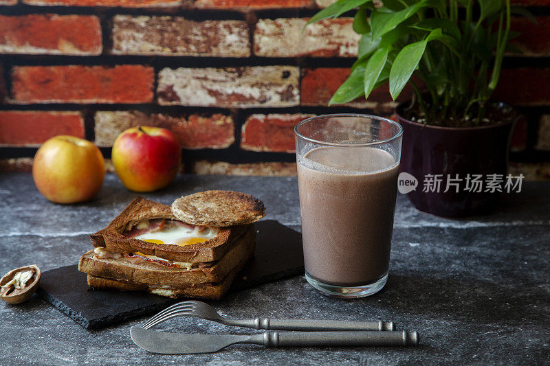 自制早餐:鸡蛋烤三明治和热巧克力