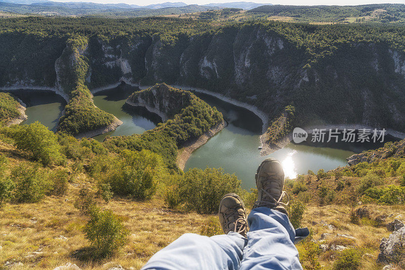 女徒步鞋在乌瓦茨河峡谷