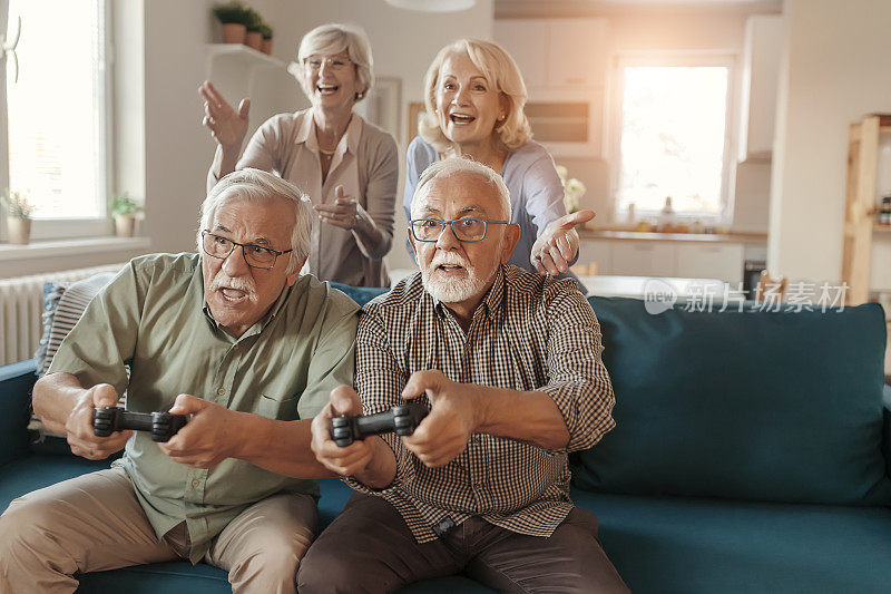 老年人有一个伟大的时间在一起玩电子游戏