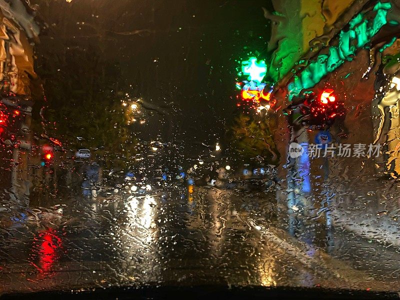 在下雨的夜里开车