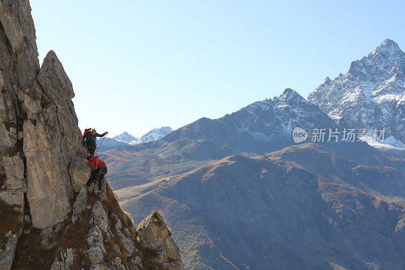 登山运动员从山顶下来