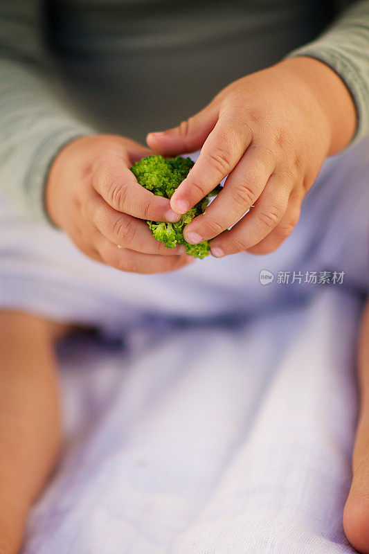 婴儿手捧花椰菜