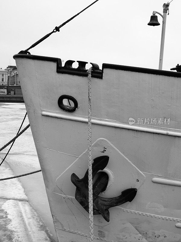 这是停泊在赫尔辛基港的船首