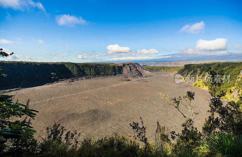 固化的基拉韦厄火山口熔岩湖在夏威夷火山国家公园