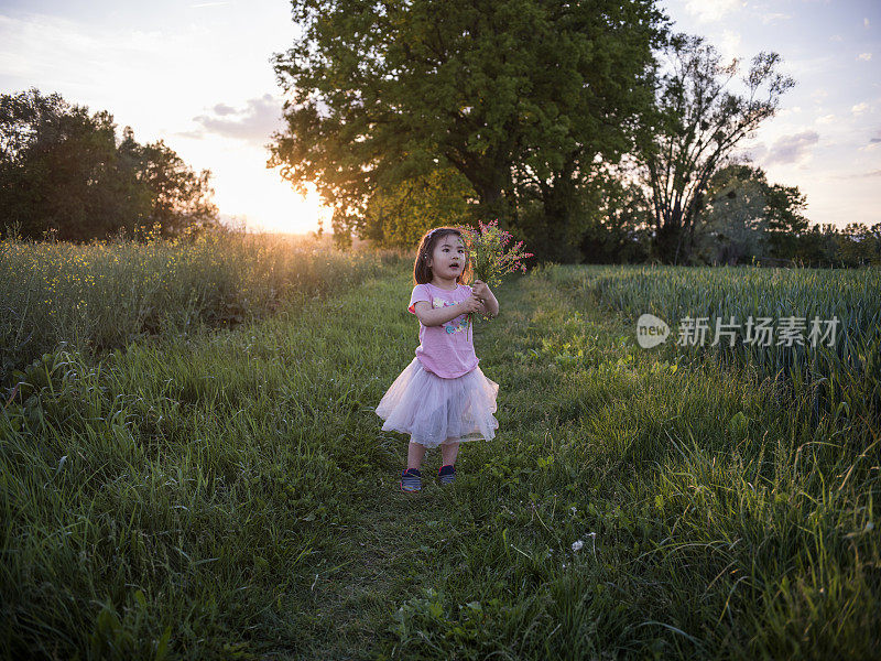 在瑞士闻着夏日鲜花的小女孩