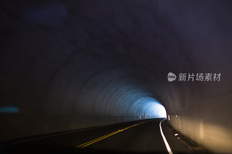 运动模糊图像驾驶通过隧道上的蓝色山脊公园路