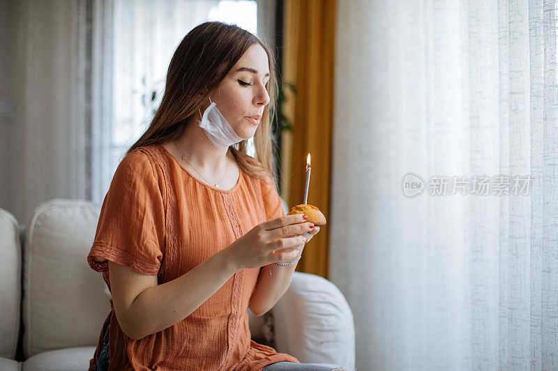 悲伤的女人在家里庆祝生日