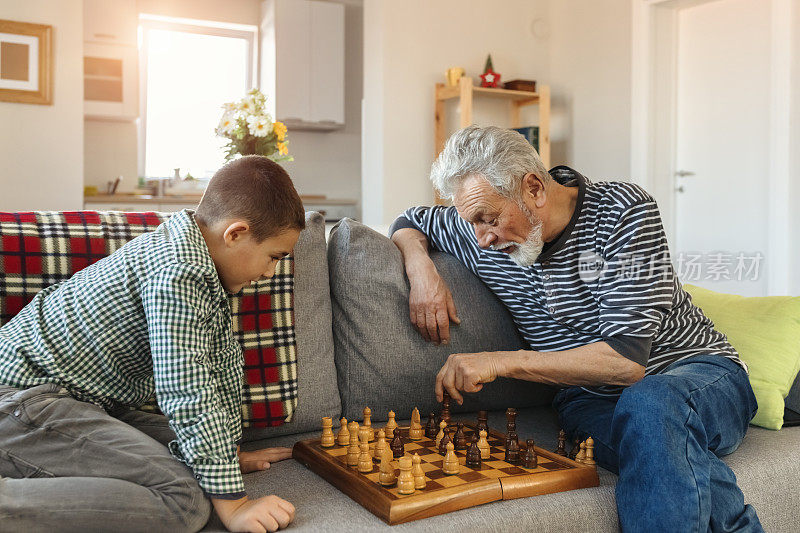 玩棋盘游戏