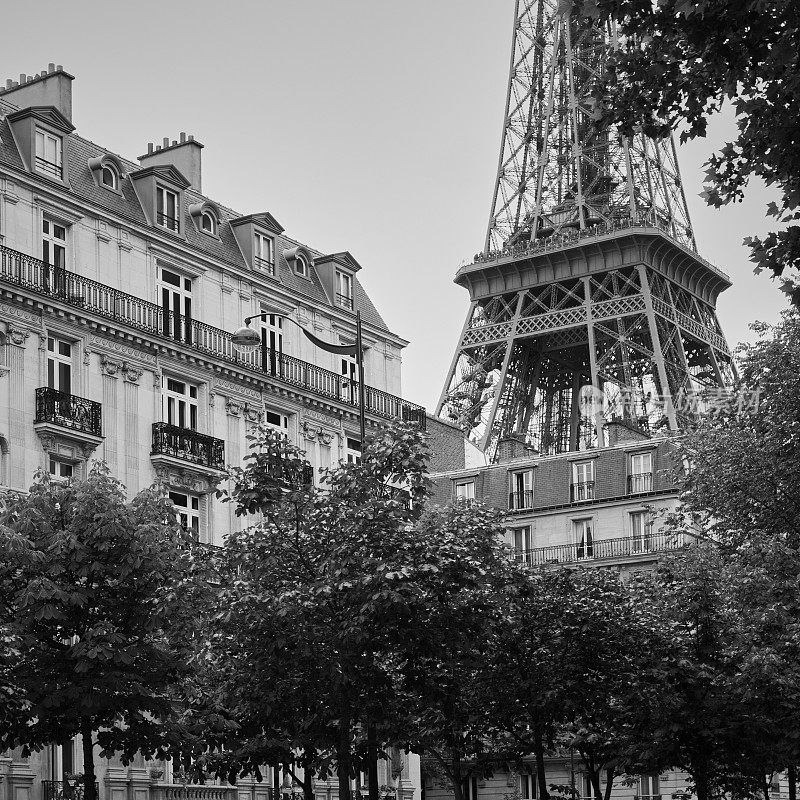 法国巴黎，以埃菲尔铁塔为背景的住宅建筑