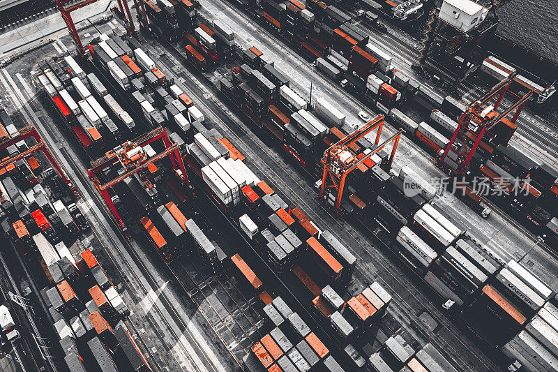 鸟瞰图巨大的工业港口与货物集装箱。中国商业物流业香港