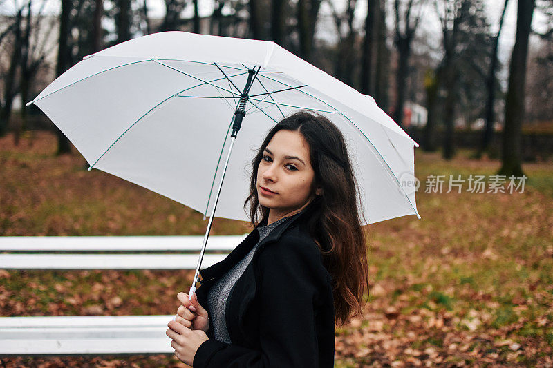 美丽的年轻女子享受着雨天