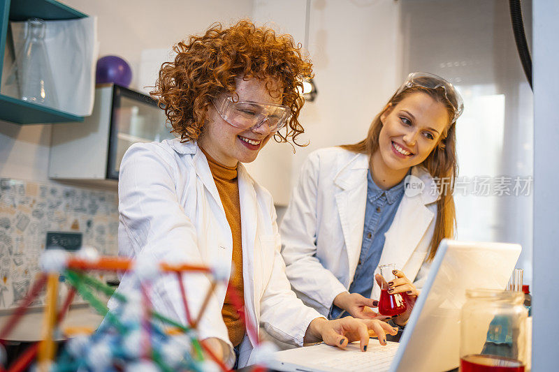两位年轻的女科学家正在实验室里做实验。