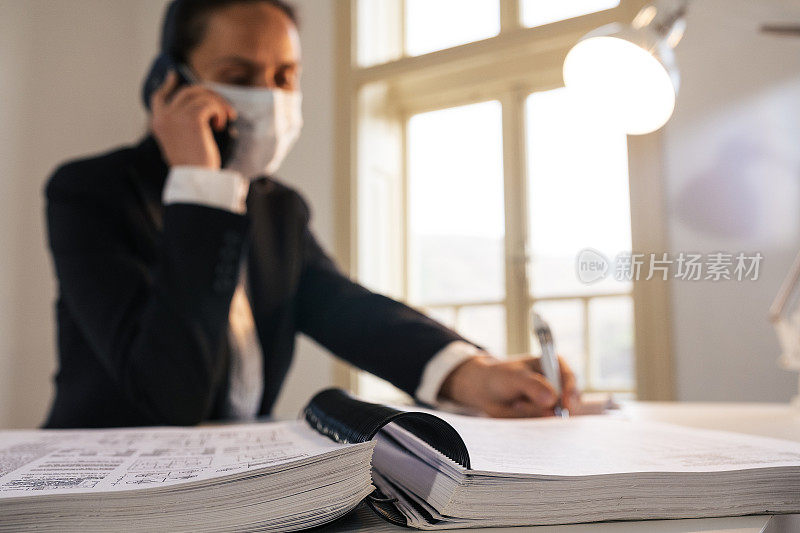 在新冠肺炎大流行期间经济不确定的情况下，年轻女企业家在家工作。自由职业者与管理服务建立新的业务战略。