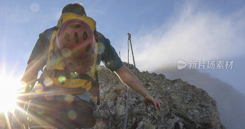两名年轻的攀登者爬上一条经费拉塔的路，进入了雾中