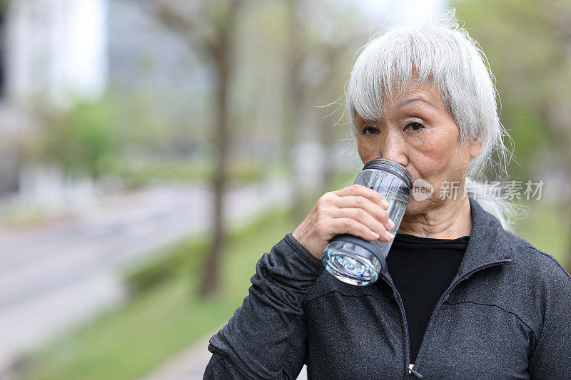 老年妇女运动后喝水