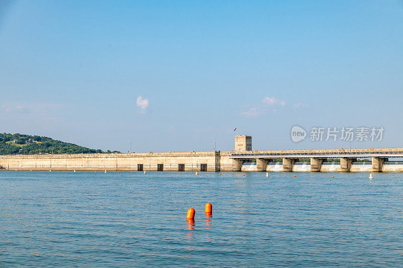 桌岩湖的大坝