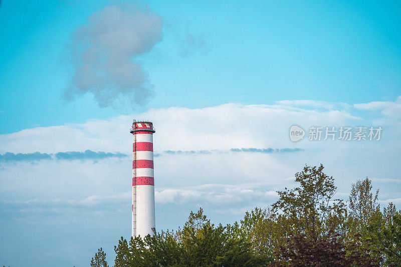 与淡蓝色天空形成对比的热塔