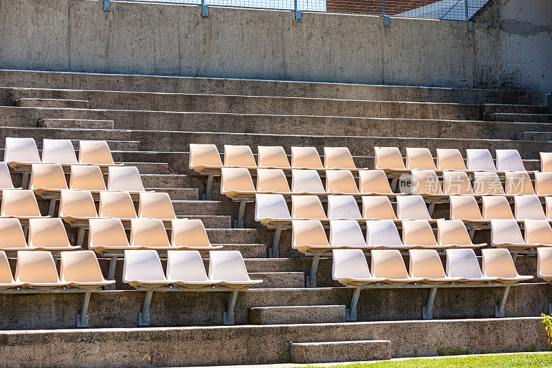 体育场里一排排的塑料座椅