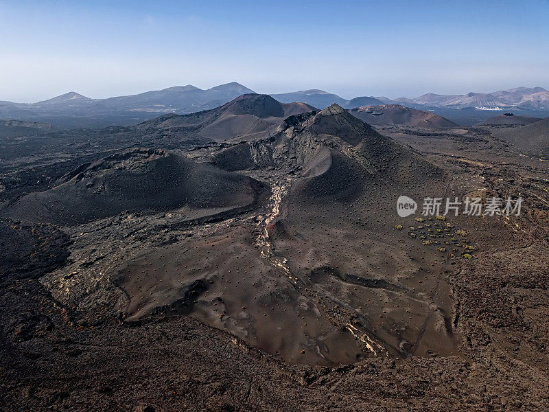 西班牙加那利群岛兰萨罗特岛提曼法亚国家公园附近的火山谷鸟瞰图。