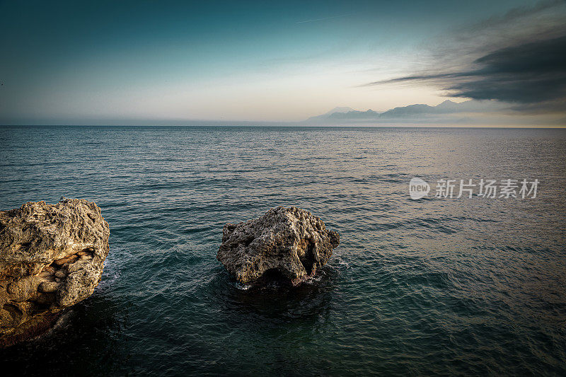 矗立在海中的一块大石头。海景照片，自然背景