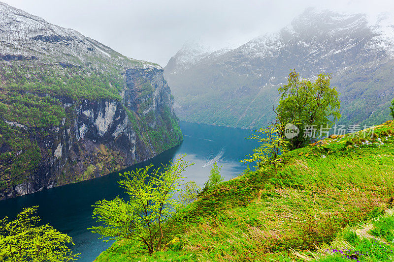 挪威的峡湾。Geiranger峡湾。更多关于罗姆斯代尔县的报道。斯堪的那维亚。山景观