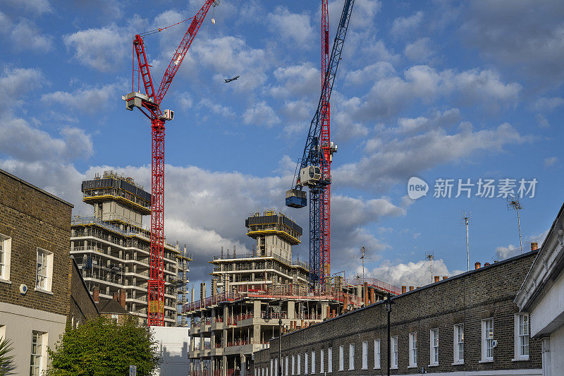 老建筑紧挨着新建筑，正在发展中