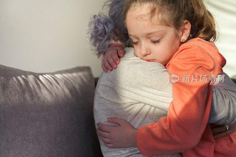 孙女抱着她的奶奶