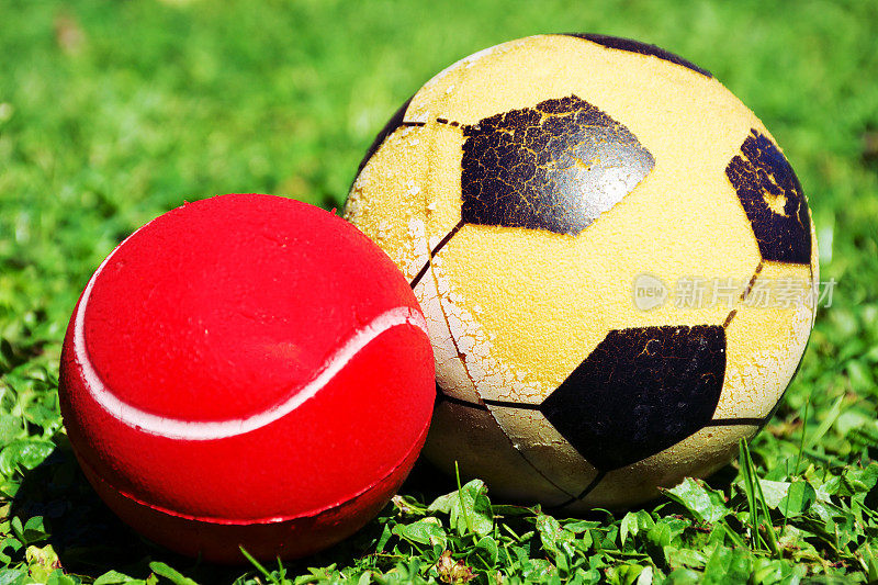 红色迷你玩具板球和黄色泡沫足球在草地上