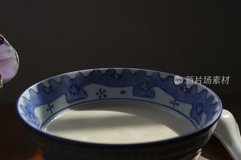 中式传统早餐，豆浆装饰兰花