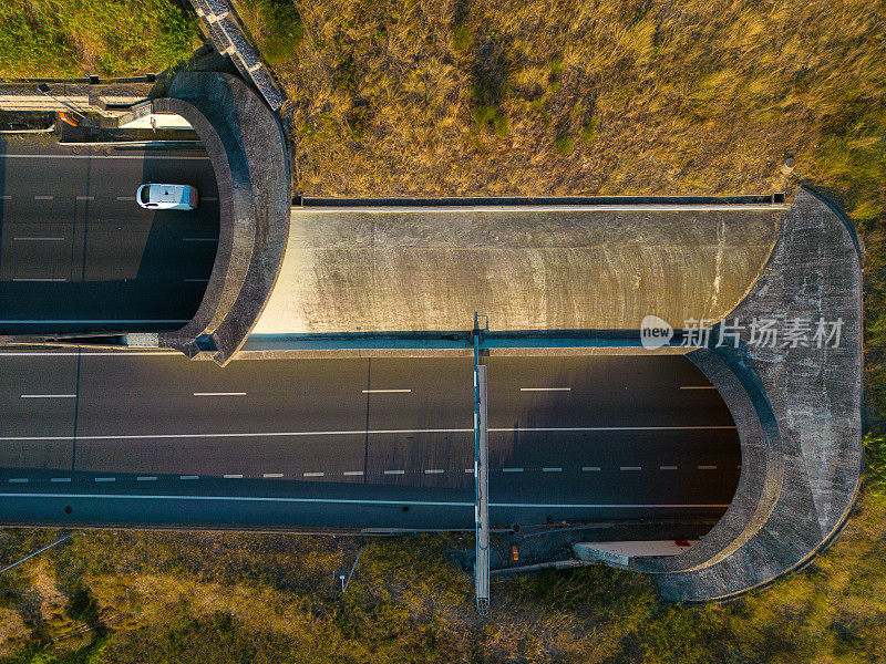 葡萄牙高速公路上通过隧道的循环交通航拍图像