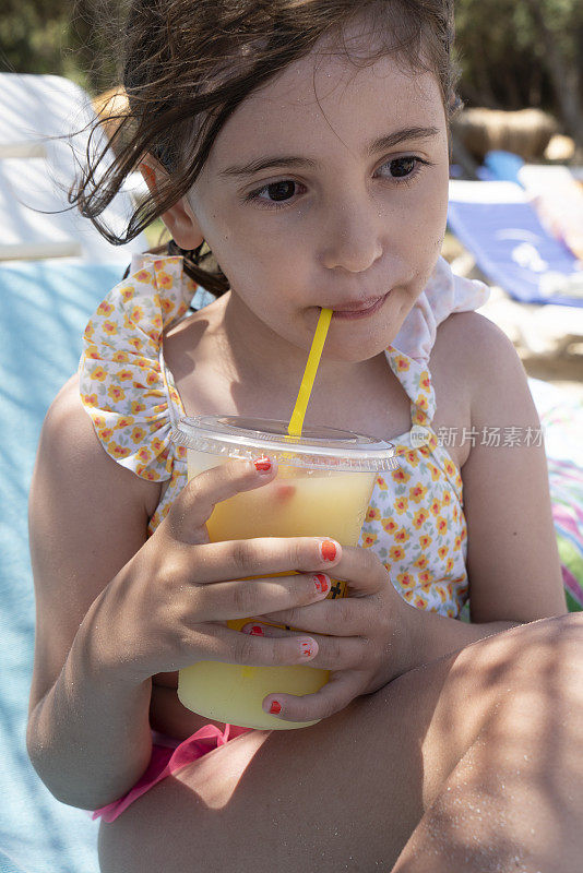 美丽的小女孩在海滩上享受
