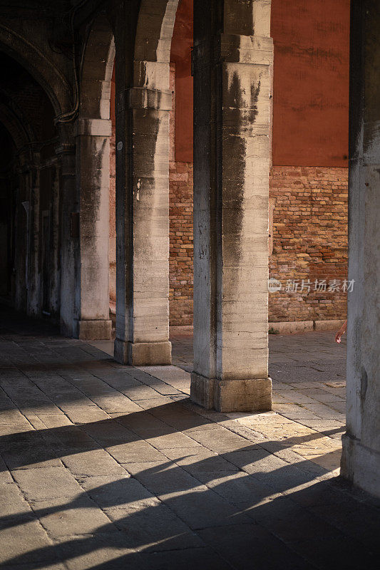 意大利威尼斯历史柱间的影子。