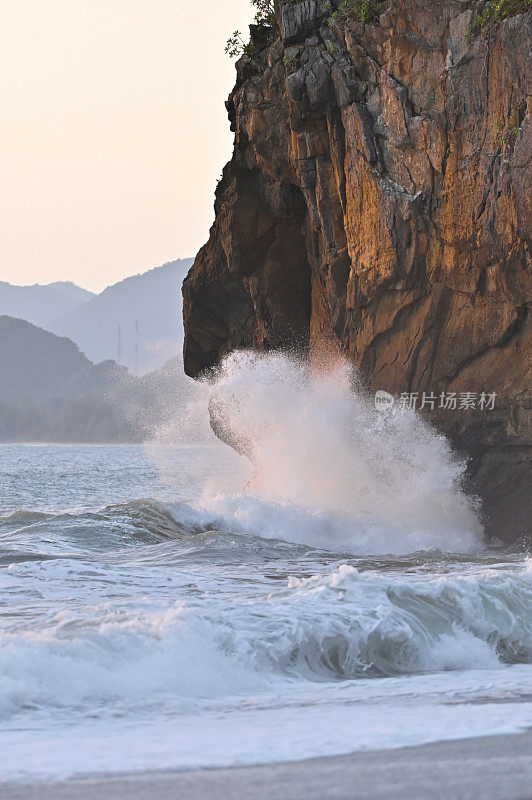 在飓风季节，海浪冲击着岩石