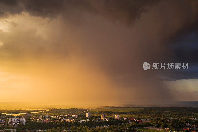 暴雨云鸟瞰图。夜景无人机摄影。可持续性。天气